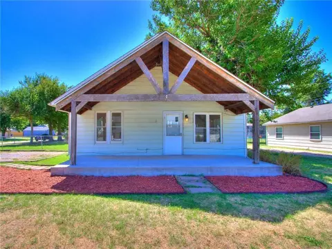 401 W Locust St, Tuttle, OK 73089 photo 3