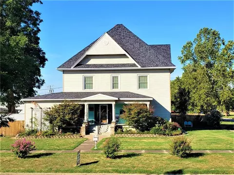 301 E 8th St, Holdenville, OK 74848