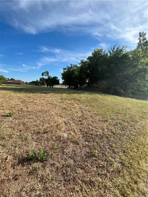 1028 W Iowa Ave, Chickasha, OK 73018