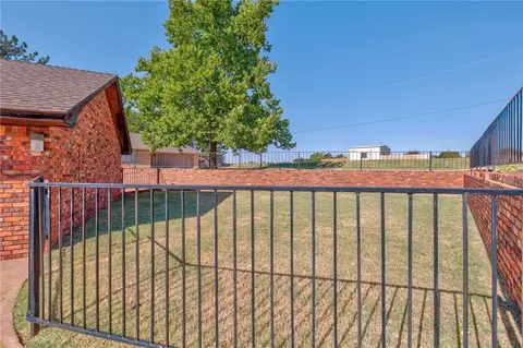 720 Phillips Ln, Clinton, OK 73601 photo 6
