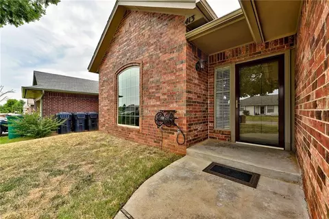 413 Bradgate Dr, Yukon, OK 73099 photo 2