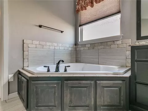 2825 SE 9th St, Moore, OK 73160 photo 17