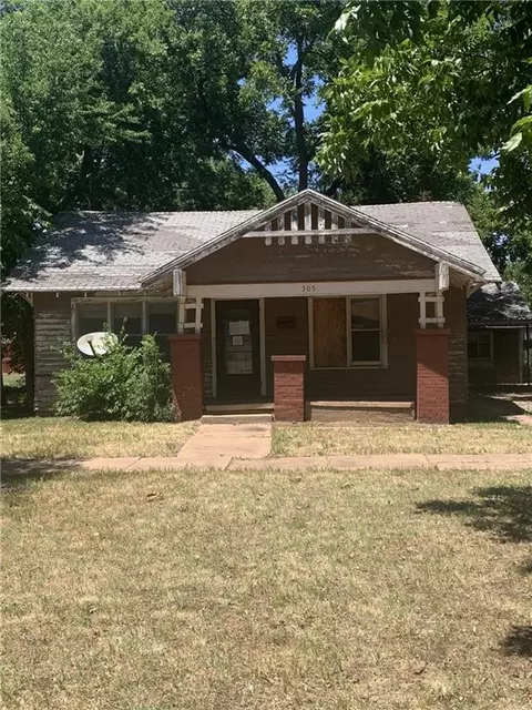 305 E Texas St, Walters, OK 73572 photo 2