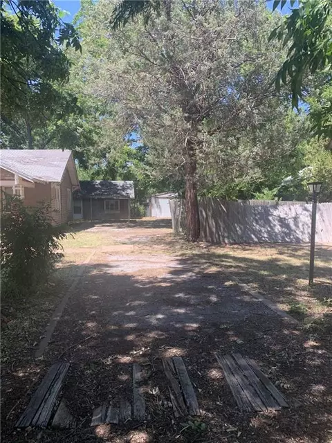 305 E Texas St, Walters, OK 73572 photo 3