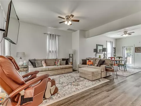 411 E Vilas Ave, Guthrie, OK 73044 photo 3