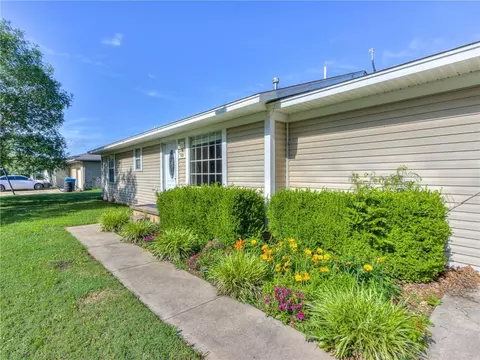 703 SW 3rd St, Tuttle, OK 73089 photo 2