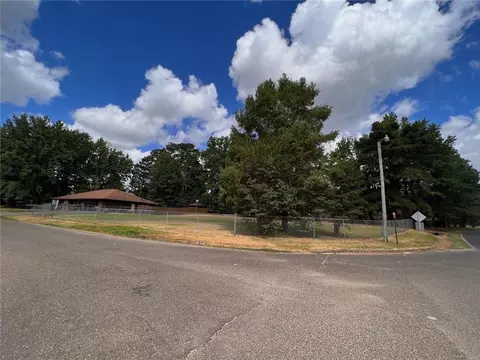1203 SE Tyler Dr, Idabel, OK 74745 photo 1