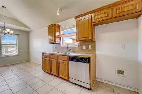 9025 Button Ave, Moore, OK 73160 photo 10
