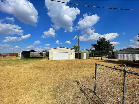 603 Comanche Ave, Binger, OK 73009 photo 3