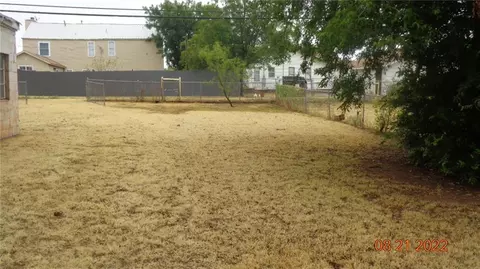 816 N Lee St, Altus, OK 73521 photo 3