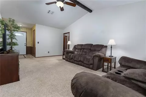705 Wilkinson Dr, Moore, OK 73160 photo 4