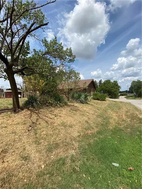 129 N 4th St, Mcloud, OK 74851 photo 5