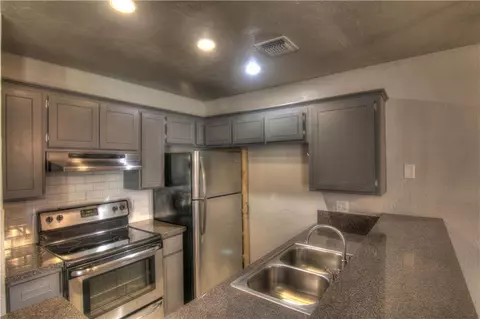 2112 Meench Dr, Moore, OK 73170 photo 4