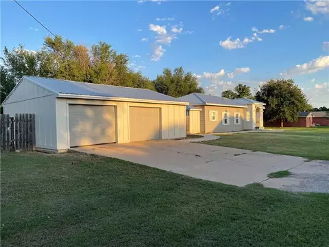 301 E 3rd St, Duke, OK 73532 photo 2