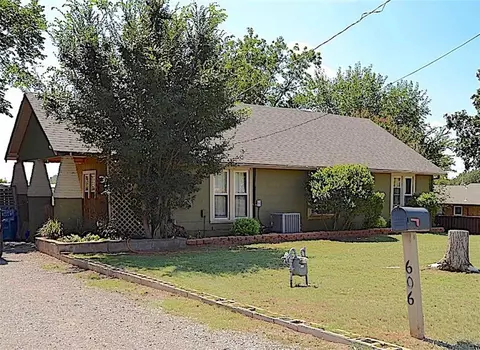 606 W 4th St, Cordell, OK 73632