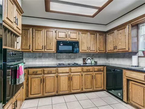 2002 Crestmont Dr, Duncan, OK 73533 photo 10