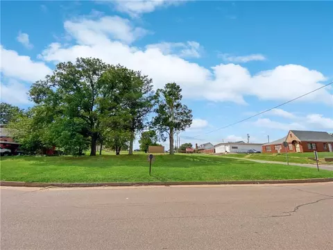 813 N Broadway St, Sayre, OK 73662
