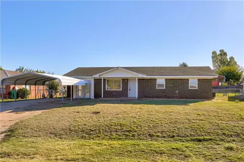 704 S Myers Rd, Apache, OK 73006