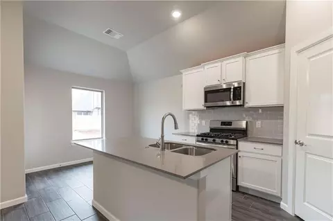 2913 Warwick Way, Moore, OK 73160 photo 3