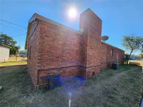 907 Loyadell St, Altus, OK 73521 photo 36