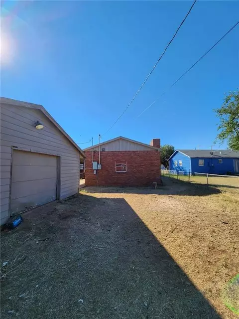 907 Loyadell St, Altus, OK 73521 photo 34