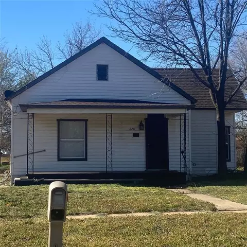 620 W 6th St, Elk City, OK 73644