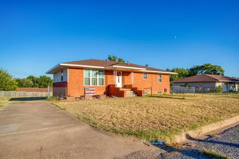828 Mimosa Dr, Watonga, OK 73772