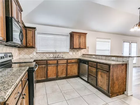 4213 Syracuse St, Moore, OK 73160 photo 18
