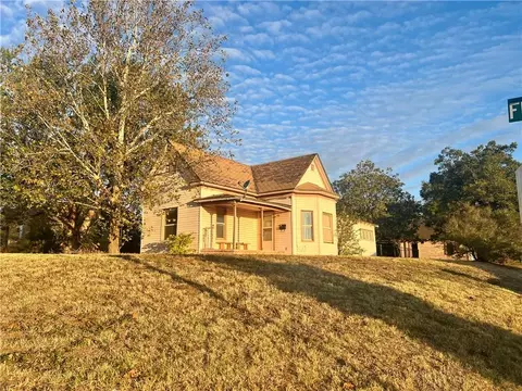 423 E Franklin Ave, Weatherford, OK 73096