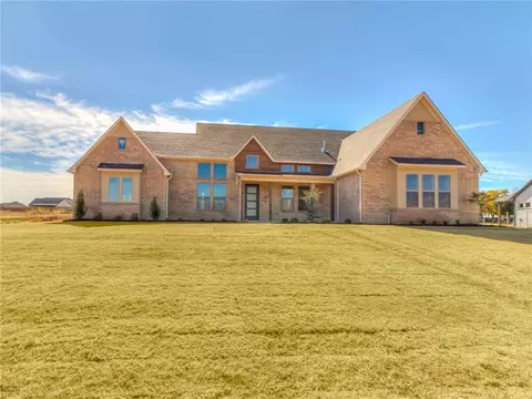 10141 Oakwood Dr, Edmond, OK 73025