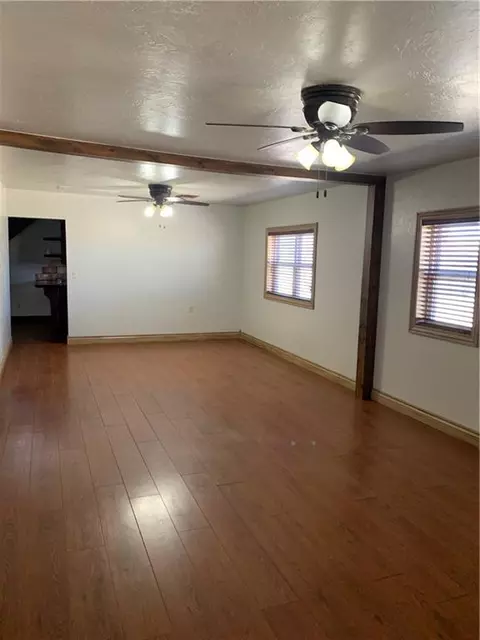 306 S Main St, Thomas, OK 73669 photo 2
