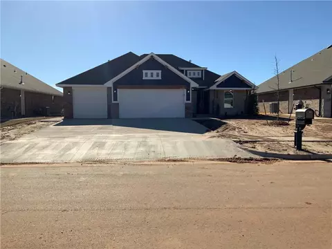 2433 Creekside Cir, Moore, OK 73160