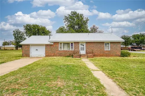 822 S Sheb Wooley Ave, Erick, OK 73645
