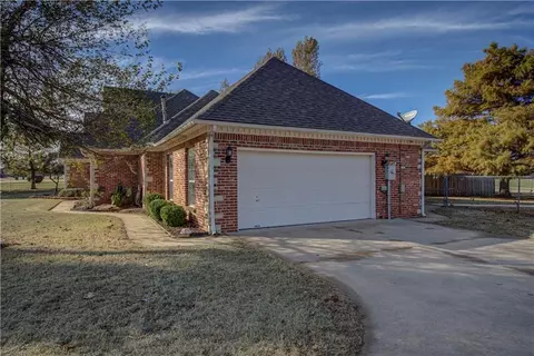 609 Chad Dr, Tuttle, OK 73089 photo 2