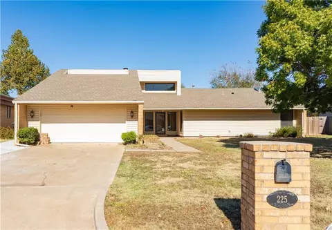 225 SE 28th St, Moore, OK 73160