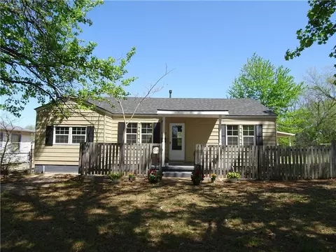 613 N 4th St, Tecumseh, OK 74873