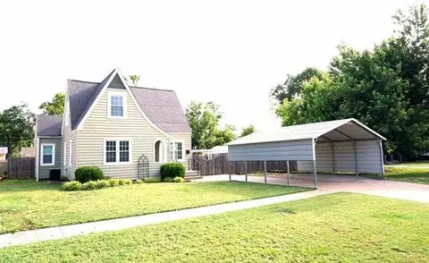 717 Jackson St, Perry, OK 73077 photo 2