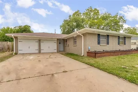 115 Thompson Dr, Moore, OK 73160 photo 1