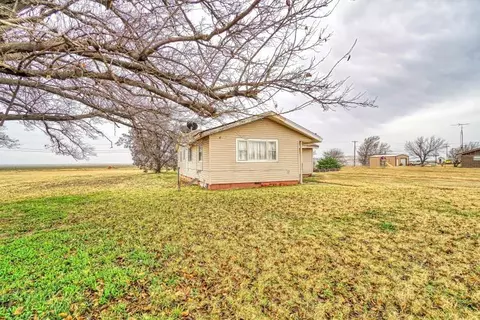 503 E 9th St, Olustee, OK 73560 photo 2