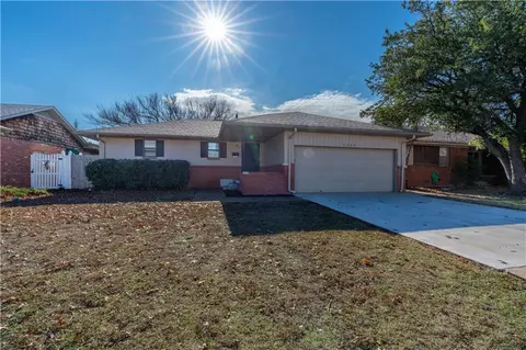 2800 Lakeside Dr, The Village, OK 73120
