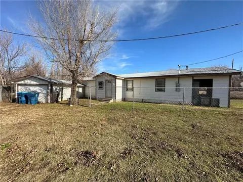 204 NW 4th St, Tuttle, OK 73089 photo 1