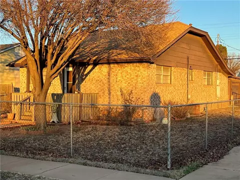 1002 N Lee St, Altus, OK 73521 photo 1