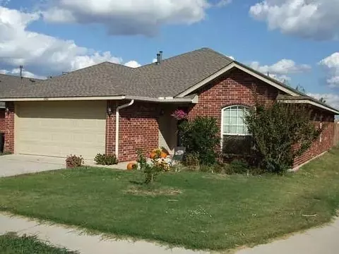 4200 Applegate Dr, Moore, OK 73160