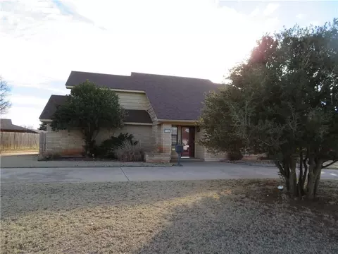 136 Sandra Rd, Clinton, OK 73601 photo 2
