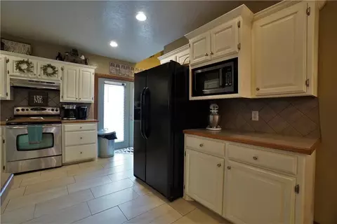 213 E 6th St, Hydro, OK 73048 photo 9