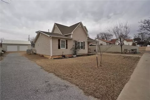 213 E 6th St, Hydro, OK 73048 photo 3