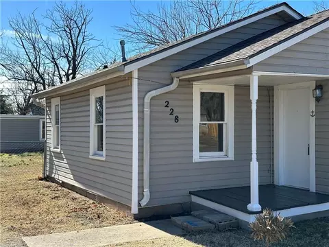 228 E Mosier Sts, Norman, OK 73069 photo 2