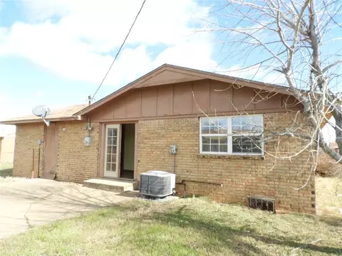 108 Windsor Dr, Chickasha, OK 73018 photo 2