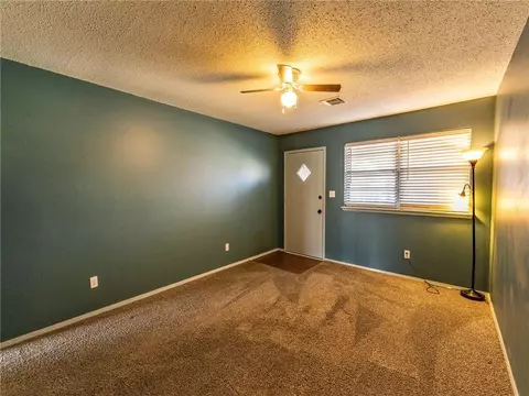 210 E Cherry Ave, Yukon, OK 73099 photo 4