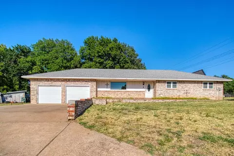 320 W 11th St, Watonga, OK 73772